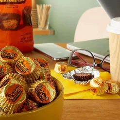 REESE'S Milk Chocolate Peanut Butter Cups Miniatures Candy, 30 oz