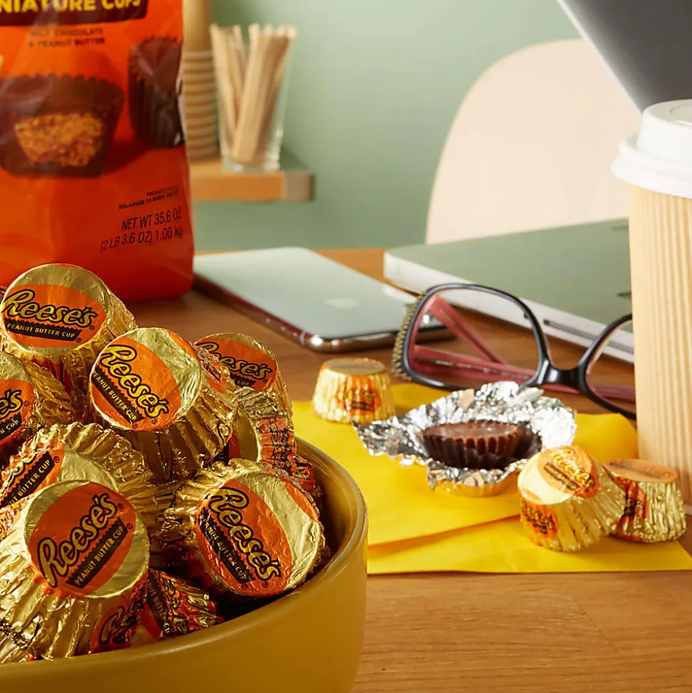 REESE'S Milk Chocolate Peanut Butter Cups Miniatures Candy, 30 oz