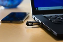 SanDisk® iXpand⢠USB 3.0 Flash Drive Go, 256GB, Black/Silver